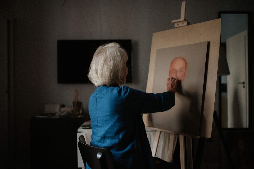 Barbara Kaczmarowska - Hamilton podczas malowania portretu.