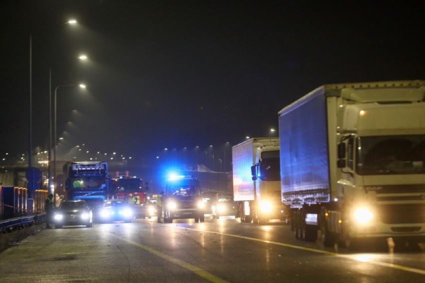 Śmiertelny wypadek na S8. Samochód osobowy wbił się w tira. Zginęła jedna osoba 