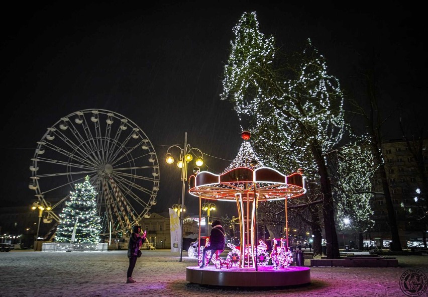 Magiczny plac Biegańskiego w Częstochowie gotowy na Święta! Już tę atmosferę. Zobaczcie bajkowe ZDJĘCIA