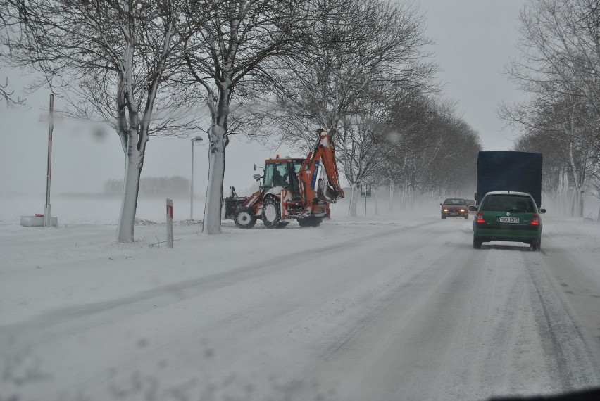 Podający śnieg utrudnia poruszanie się na drogach. Biały puch paraliżuje ulice!