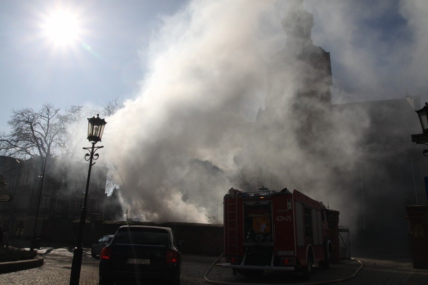 Gniezno:Pożar przy kościele farnym. Płonie samochód