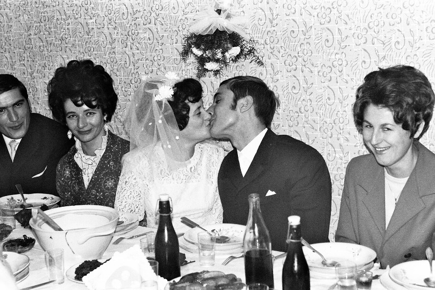 Ślub w kolegiacie ponad 40 lat temu. Udzielał go. ks. infułat Apolinary Leśniewski FOTO