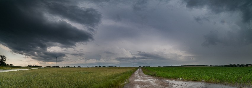 Mroczna chmura z wałem szkwałowym nadciągnęła nad powiat lipnowskim. To nie koniec ulewy, będzie gorzej! [zdjęcia]