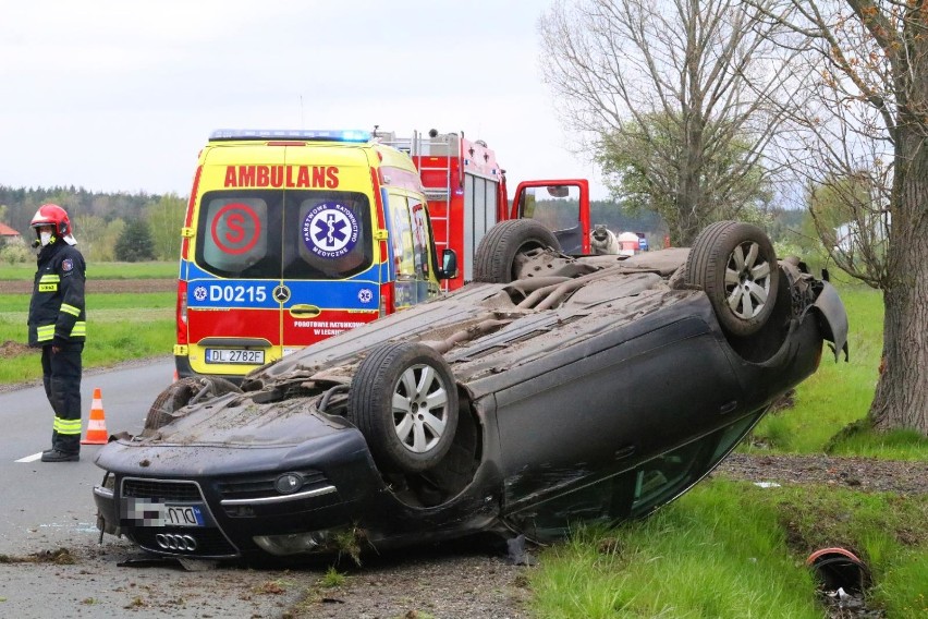 Wypadek na ulicy Pątnowskiej w Legnicy, auto wypadło z drogi