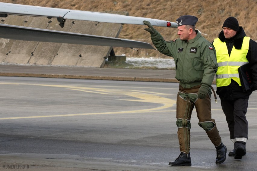 Malbork. Pożegnalny lot dowódcy 22 Bazy Lotnictwa Taktycznego. Pułkownik Zima odchodzi na emeryturę. Wkrótce przekazanie obowiązków