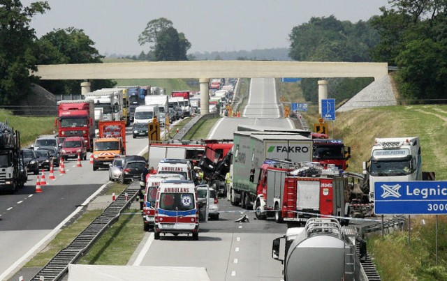 Odcinek od węzła Pietrzykowice do węzła Kostomłoty ma długość około 20 kilometrów. Choć oficjalnie droga jest autostradą, to brakuje tam pasa awaryjnego. Odcinkowo wprowadzono zakaz wyprzedzania dla aut ciężarowych oraz ograniczenie maksymalnej prędkości ze 140 do 110 km/h. Na pewno ten fragment autostrady A4 nie należy do bezpiecznych. Potwierdzają to statystyki. W 2015 roku, podczas badania natażęnia ruchu stwierdzono, że na odcinku odo węzła Kostomłoty do kąty Wrocławskie porusza się na dobę ponad 47 tys. samochodów. Od 2015 do 2017 roku na odcinku autostrady od Pietrzykowic do Kostomłotów doszło do 50 wypadków, w który zginęły 3 osoby, a 76 zostało rannych, w tym 22 ciężko. Według danych Generalnej Dyrekcji Dróg Krajowych i Autostrad gęstość wypadków wynosi 25 na 10 km autostrady. Jest to ponad 3 razy więcej od gęstości wypadków na wszystkich autostradach w analogicznym okresie.