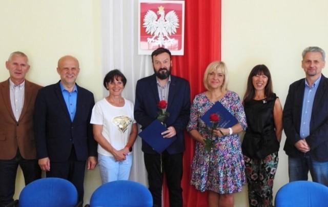 Zarząd powiatu szczecineckiego i nowi-starzy dyrektorzy placówek powiatowych (z kwiatami)
