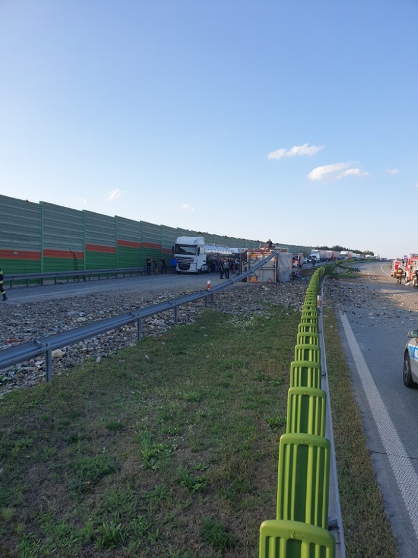 Wypadek samochodu ciężarowego na S8 koło Podkonic w powiecie tomaszowskim. Na drogę wysypało się szkło [ZDJĘCIA]