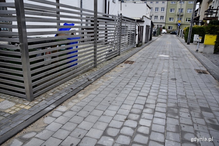 Zakończył się trwający dwa miesiące remont ulicy Raciborskiej. Jest nowa kanalizacja deszczowa i równa, betonowa nawierzchnia ZDJĘCIA