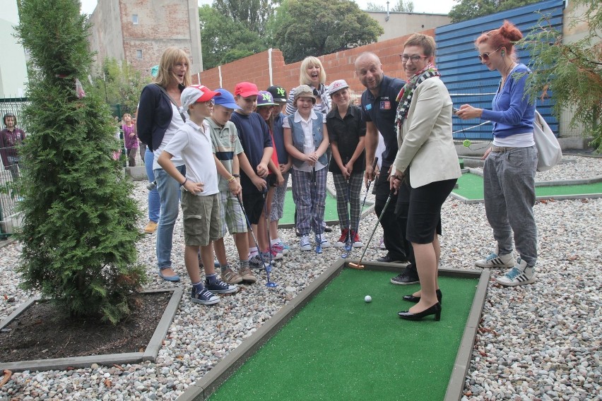 W Łodzi powstało pierwsze przyszkolne boisko do minigolfa [ZDJĘCIA]