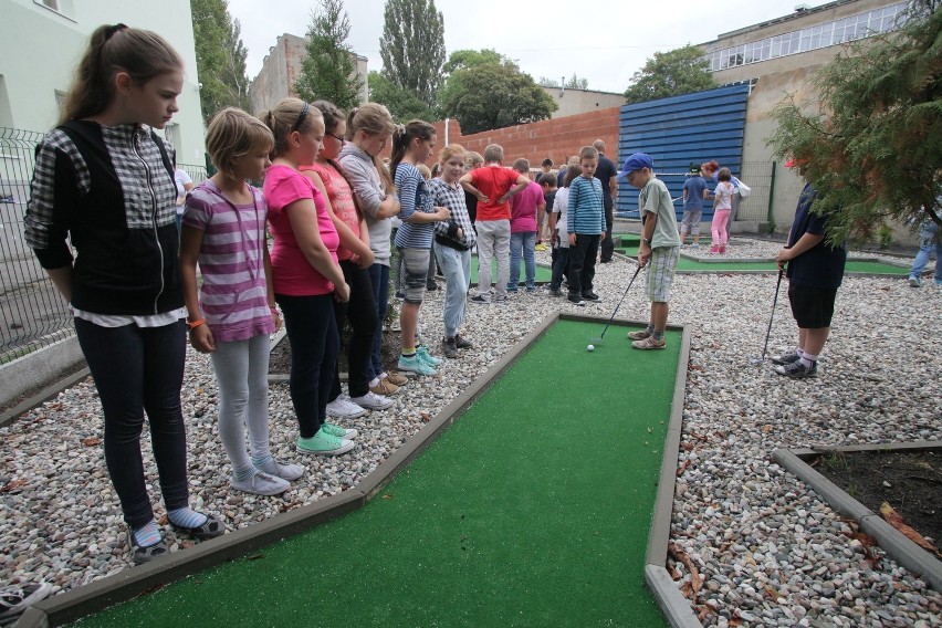 W Łodzi powstało pierwsze przyszkolne boisko do minigolfa [ZDJĘCIA]