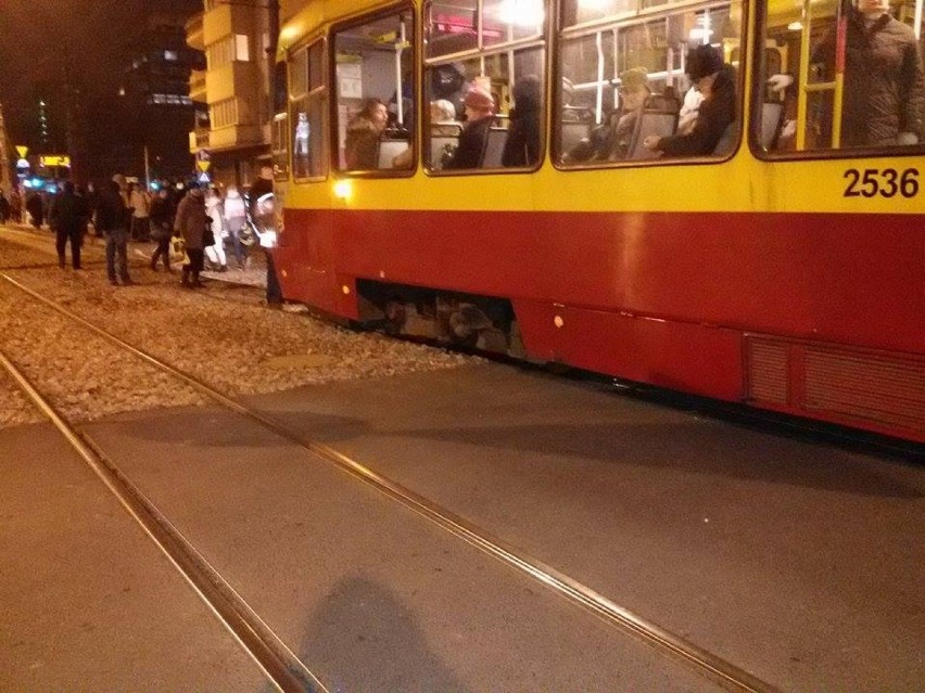 Wypadek na Kościuszki w Łodzi. Tramwaj zderzył się z samochodem osobowym [ZDJĘCIA]