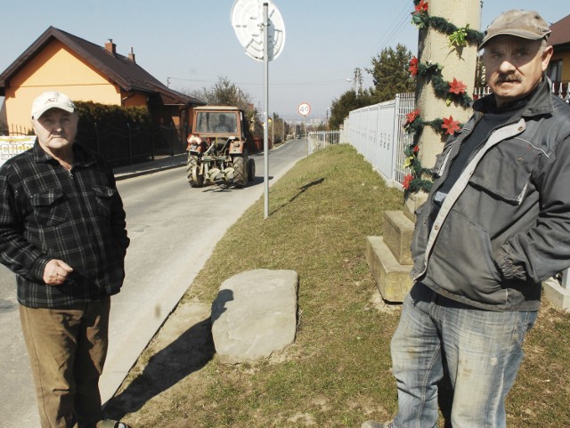 Bracia Stanisław (z lewej) i Jan (z prawej) Czochowie od lat walczą o chodnik, który poprawi bezpieczeństwo mieszkańców ul. Brzeziny. Mówią, że póki żyją, nie odpuszczą urzędnikom