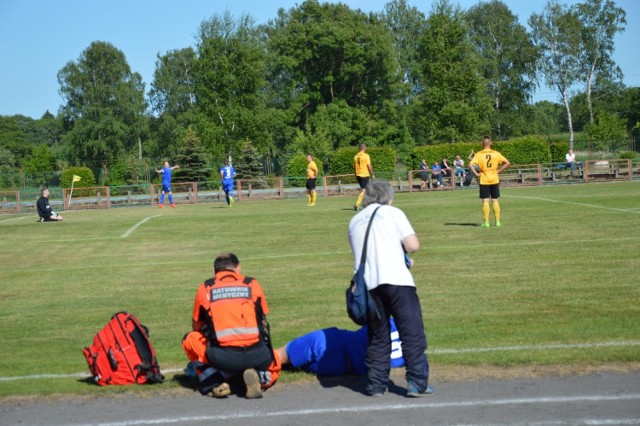 Uraz Juliana Briciciaru, a w tle radość Marcina Kwiatkowskiego z bramki na 2:0