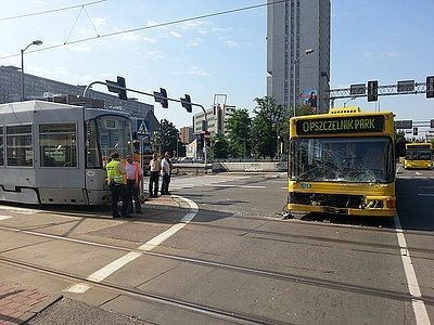 Zderzenie tramwaju w Katowicach. Zderzył się z autobusem przy Sokolskiej