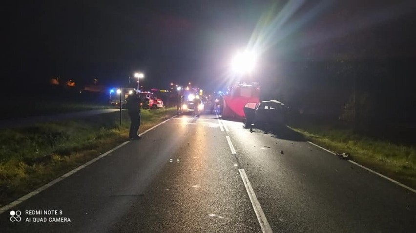 Wypadek pod Bojanowem (18.10.2021). Na drodze w kierunku Rojęczyna zderzyły się dwa samochody i ciągnik rolniczy [ZDJĘCIA]