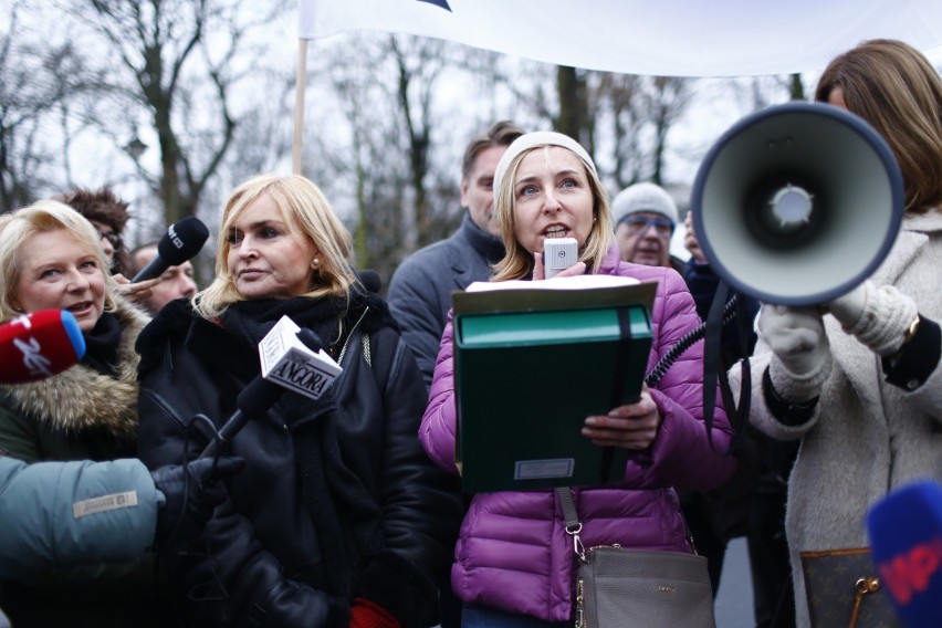 Protest dziennikarzy przed Sejmem. Manifestują sprzeciw...