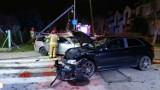 Wypadek na skrzyżowaniu na Piaskówce w Tarnowie. Dwa rozbite samochody, uszkodzony słup telekomunikacyjny i jedna osoba ranna