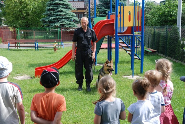 Podczas wizyty w Szkole Podstawowej nr 6 policjanci kraśnickiej drogówki w trakcie pogadanki omówili przepisy ruchu drogowego i zasady bezpiecznej jazdy, szczególnie z zakresu bezpiecznej jazdy rowerem i ogólnych zasad poruszania się po drogach