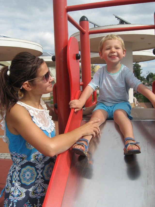 Plac zabaw na bulwarze to ulubione miejsce dzieci. W czwartek ze swoją mamą Małgorzatą bawił się tu 2-letni Kuba Hanson.