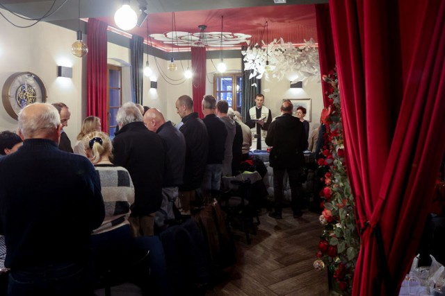 Gościny uczestnikom spotkania wigilijnego fundacji Kromka Chleba użyczyła tym razem restauracja Różana