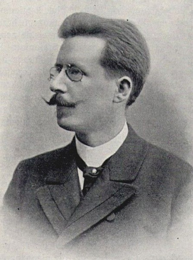 Dr praw Tadeusz Tertil - burmistrz Tarnowa w latach 1907 - 1923, poseł do austro-węgierskiej Rady Państwa i Sejmu Krajowego Galicji, prezes Koła Polskiego oraz zastępca wiceprzewodniczącego, Polskiej Komisji Likwidacyjnej.