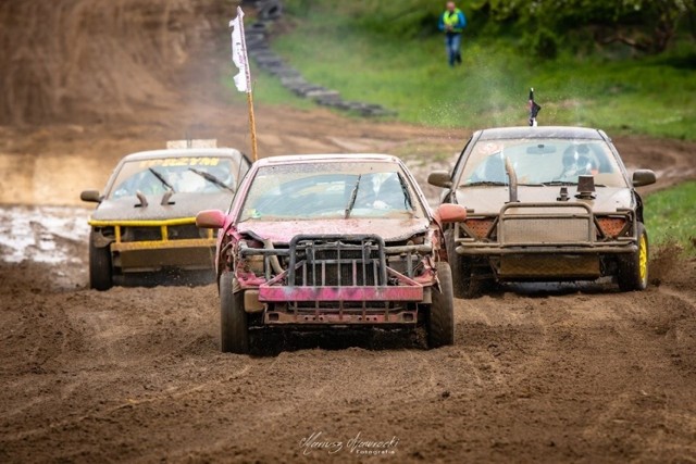 W sobotę 4 maja odbyła się kolejna, już druga edycja motoryzacyjnej imprezy Wrak Race Torzym. Jak sama nazwa mówi, na torze ścigały się wraki, a nie drogie, terenowe samochody.

Ta motoryzacyjna rozrywka przypadła do gustu Lubuszanom już jakiś czas temu. Wrak Race organizowane jest cyklicznie w różnych miejscowościach. W wyścigach startują Lubuszanie oraz mieszkańcy sąsiednich województw. 

Śmiało można też stwierdzić, że ta impreza "ma to coś"! Jest głośno, są wyścigi i sportowe emocje oraz... ogrom zabawy! Właściciele wraków prześcigają się w pomysłach na ich prezentację. Są kolorowe, mają przypinki, napisy, naklejki i... zobaczcie sami!

Zdjęcia publikujemy dzięki uprzejmości fotografa Mariusza Nawrockiego.

WIDEO: Wrak Race w Grabach (gm. Krzeszyce)
