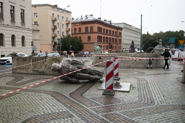 W poniedziałek przechodnie zauważyli na Al. Marcinkowskiego przewrócony pomnik Golema. Najprawdopodobniej powaliła go silna wichura, która tego dnia przeszła przez Poznań.

Zobacz więcej zdjęć --->