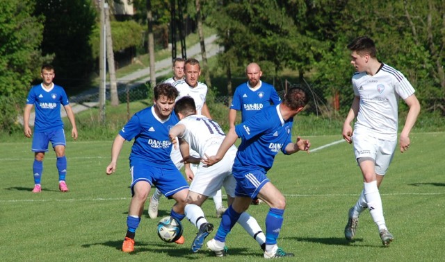 Tempo Nienaszów (niebieskie stroje) zremisowało z Wiki Sanok 1-1 w meczu XXII kolejki klasy okręgowej