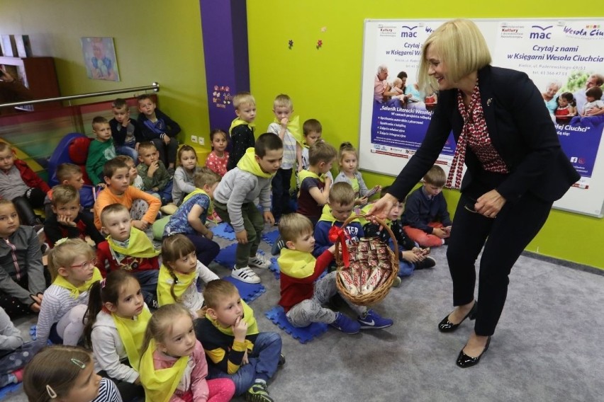 Znani kielczanie czytali we wtorek książki przedszkolakom w Księgarni Edukacyjnej „Wesoła Ciuchcia” w Kielcach [ZDJĘCIA, WIDEO] 