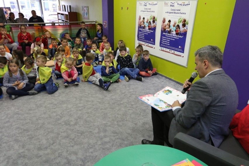 Znani kielczanie czytali we wtorek książki przedszkolakom w Księgarni Edukacyjnej „Wesoła Ciuchcia” w Kielcach [ZDJĘCIA, WIDEO] 