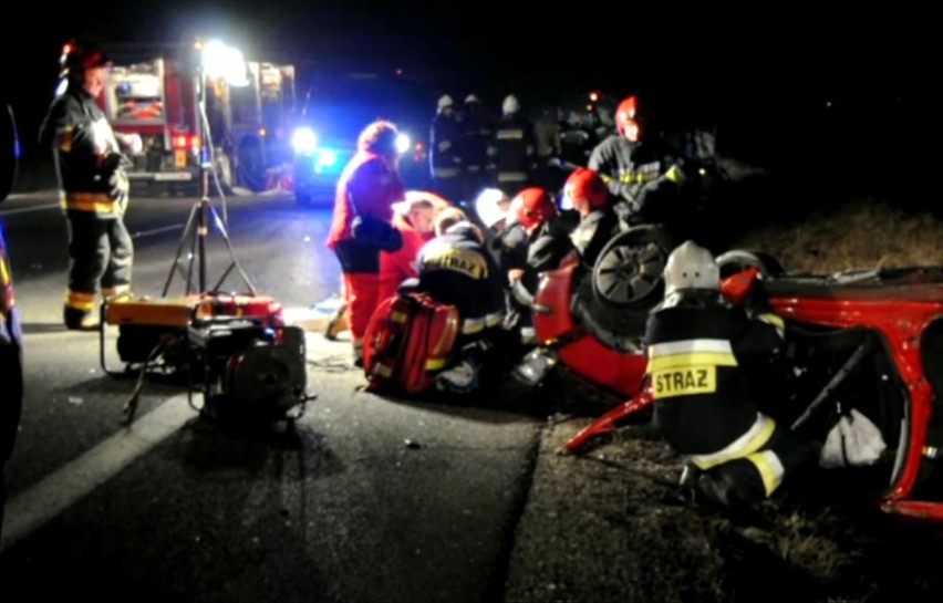 Wypadek na DK 46 pomiędzy miejscowościami Wrzoski - Dąbrowa. Trzy osoby w szpitalu