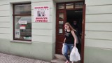 Piotrków, koronawirus: Wolontariusze Widzialnej Ręki rozdali kolejne paczki dla piotrkowian