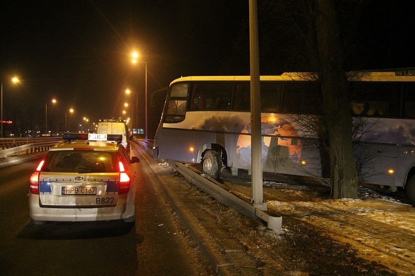 Kierowca autobusu wjechał w barierki na obwodnicy Legnicy