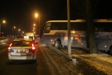 Kierowca autobusu wjechał w barierki na obwodnicy Legnicy [ZDJĘCIA]