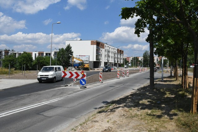 Na ulicy Klonowej powstała długa wyspa, która uniemożliwia dojazd do osiedla Uroczysko od strony ulicy Orkana i wyjazd w kierunku ulicy Jesionowej.