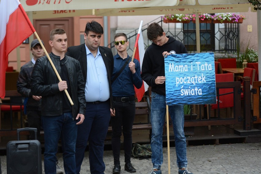 Młodzież Wszechpolska pikietowała "w obronie rodziny" na rynku w Grudziądzu