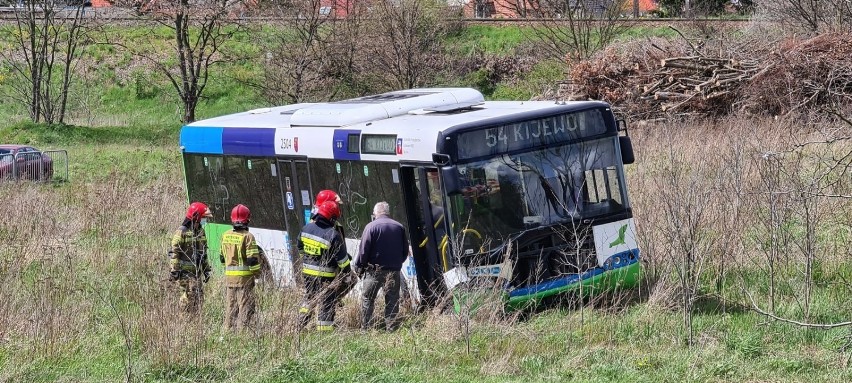 Pętla Turkusowa w Szczecinie. Autobus wypadł z drogi