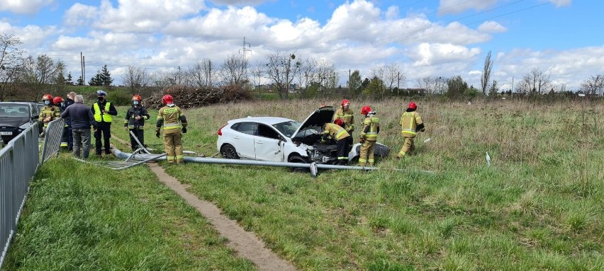 Pętla Turkusowa w Szczecinie. Autobus wypadł z drogi