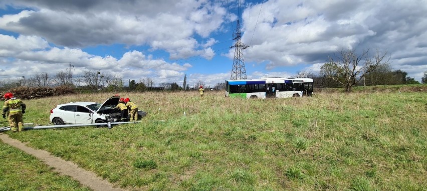 Pętla Turkusowa w Szczecinie. Autobus wypadł z drogi