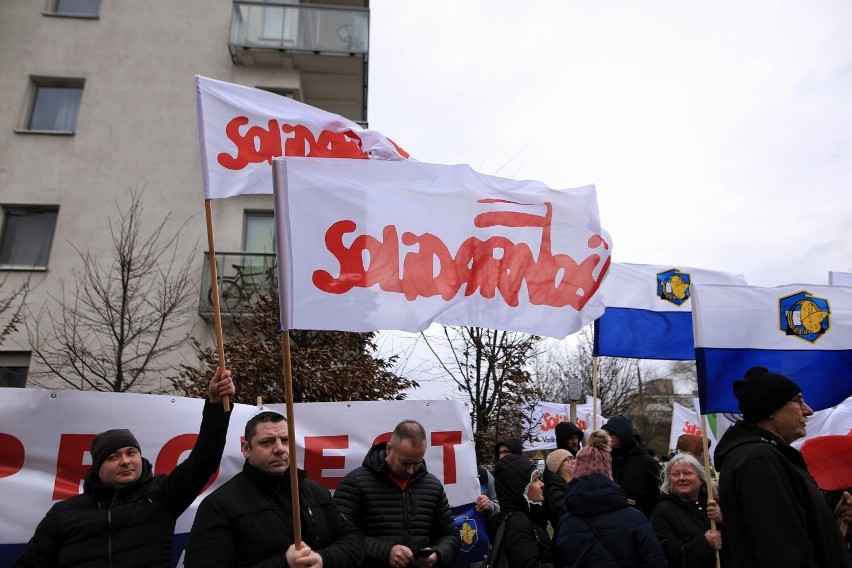Protest przed siedzibą Wód Polskich w Poznaniu
