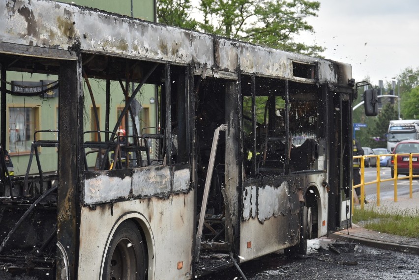 Pożar autobusu w Bytomiu w dzielnicy Karb [ZDJĘCIA + WIDEO]. Kierowca sam próbował go ugasić...