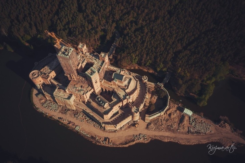 Proces w sprawie kontrowersyjnej budowy zamku w Stobnicy odbędzie się w Obornikach