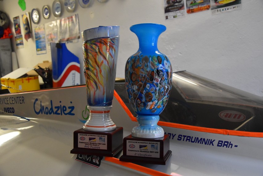 Puchary wywalczone przez Cezarego Strumnika na MMŚ w kalsie OSY400 w San Nazarro