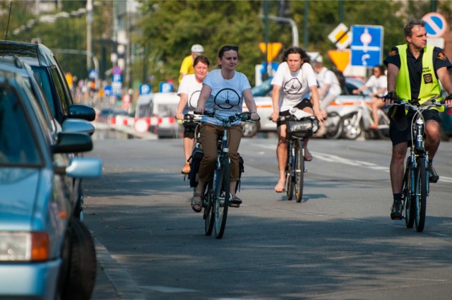 W piątek, 28 sierpnia w godz. 18 – 22, z powodu przejazdu Warszawskiej Masy Krytycznej mogą wystąpić utrudnienia w ruchu.

Rowerzyści wyruszą z pl. Zamkowego i przejadą następującymi ulicami: Krakowskie Przedmieście, Nowy Świat, Świętokrzyska, Rondo ONZ, al. Jana Pawła II, al. „Solidarności”, Leszno, Górczewska, Młynarska, Obozowa, Dywizjonu 303, Radiowa, gen. S. Kaliskiego, Lazurowa, Człuchowska, Powstańców Śląskich, Dźwigowa, Globusowa, Popularna, Al. Jerozolimskie, ppłk. M. Sokołowskiego „Grzymały”, Kopińska, Wawelska, L. Krzyckiego, Raszyńska, Koszykowa, Piękna, Al. Ujazdowskie, pl. Trzech Krzyży, Nowy Świat, Krakowskie Przedmieście. 

Na trasie przejazdu mogą występować chwilowe zatrzymania w ruchu pojazdów.

Jeśli jesteś zainteresowany patronatem naszemiasto.pl – napisz pod adres patronaty@naszemiasto.pl
Jeśli chciałbyś zrobić projekt niestandardowy z naszemiasto.pl – napisz pod adres projektyspecjalne@naszemiasto.pl

Zobaczcie też: Nowy meczet w Warszawie. Co sądzą o nim mieszkańcy? [SONDA, WIDEO]