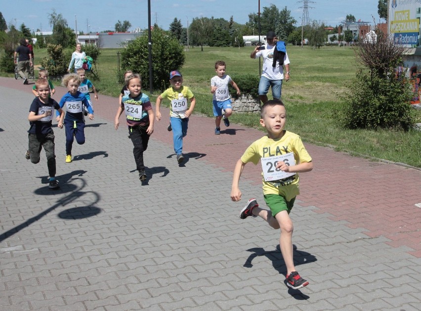 Bieg dzieci nad zalewem Borki w Radomiu.