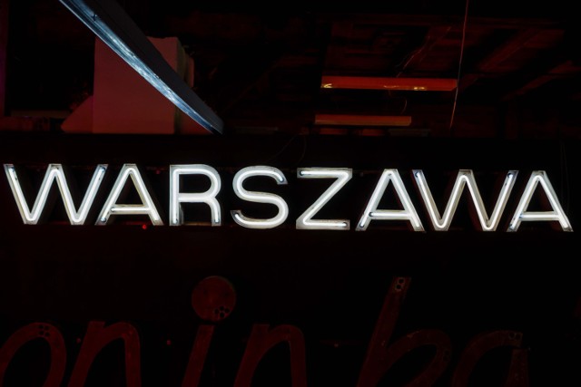 2. Neon na Bielanach

Mieszkańcy Bielan popadli w nostalgię i zamarzył im się własny neon. Neon miałby składać się z dwóch elementów: słonia – symbolu zakorzenionego w lokalnych tradycjach oraz powitania "dobry wieczór". Świetlny wizerunek dzielnicy miałby poprawiać humor jej mieszkańcom oraz przechodniom.