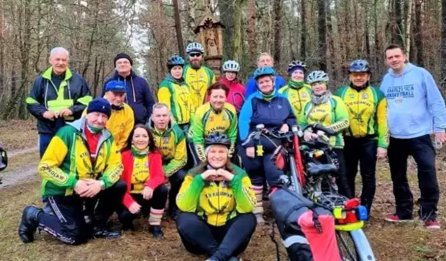 Cykliści z Klubu Turystyki Rowerowej "Kujawiak" w Inowrocławiu uczestniczyli w noworocznym rajdzie. Pod leśniczówką w balczewskim lesie piekli kiełbaski, tańczyli wokół ogniska i składali sobie oraz przyjaciołom ich klubu życzenia na 2022 rok