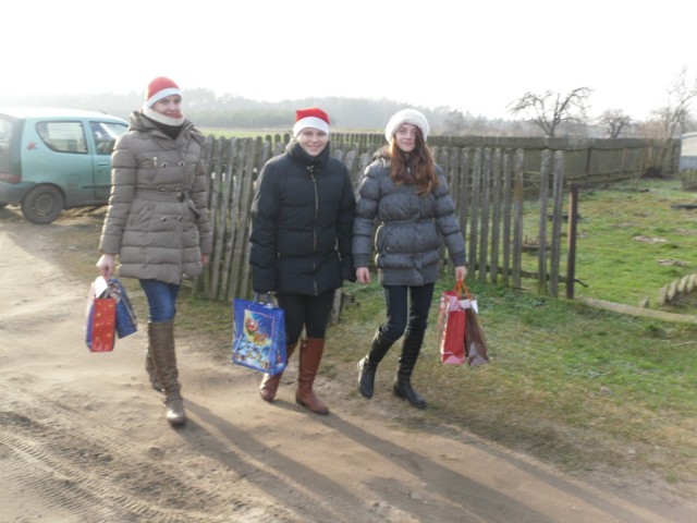 Pomocni Mikołaje w gminie Brąszewice przygotowali 33 świąteczne paczki