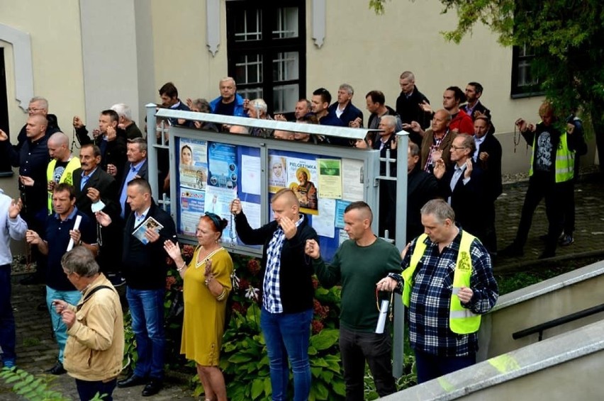 Wrześniowy Męski Różaniec w Przemyślu. Procesja z figurą Matki Bożej Fatimskiej [ZDJĘCIA]